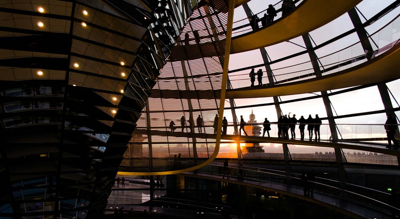 Silhouette tourists at reichstag