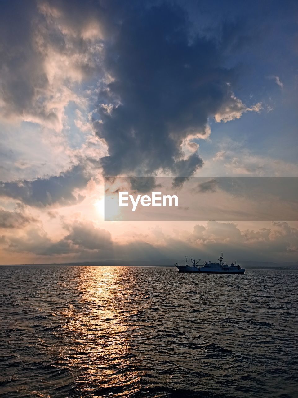 SCENIC VIEW OF SEA AGAINST SUNSET SKY