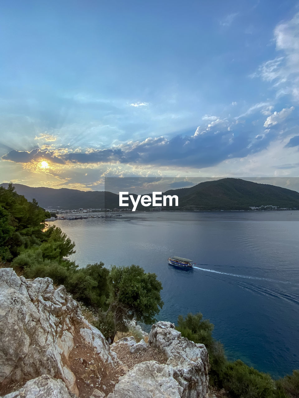 SCENIC VIEW OF SEA BY MOUNTAIN AGAINST SKY