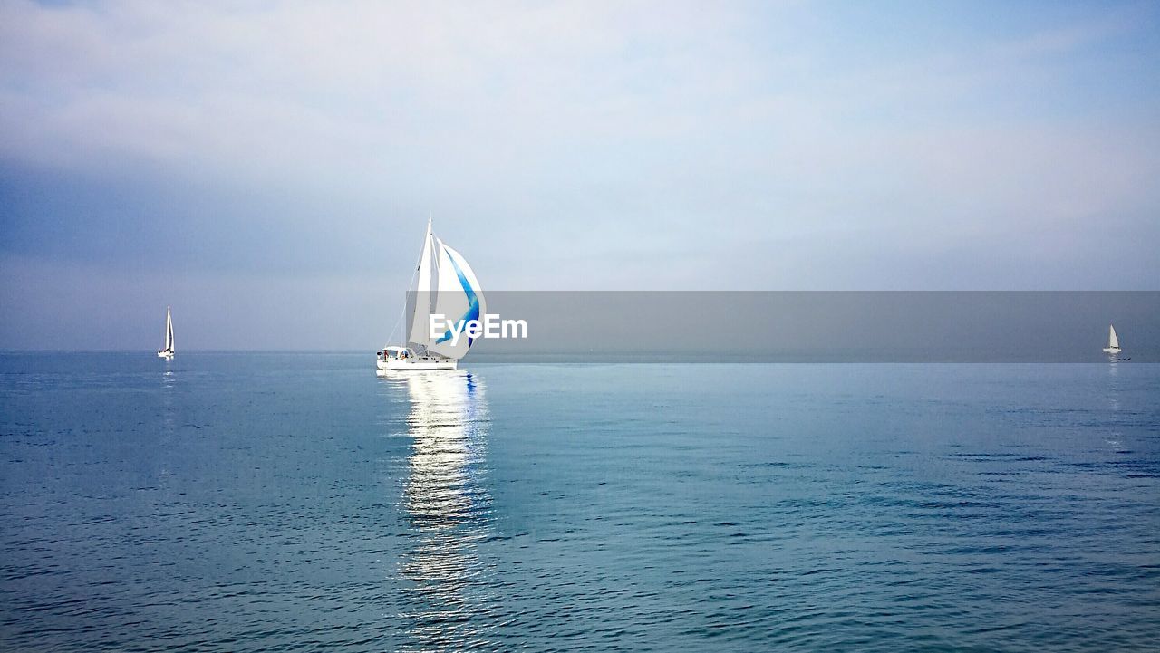 SAILBOAT ON SEA AGAINST SKY