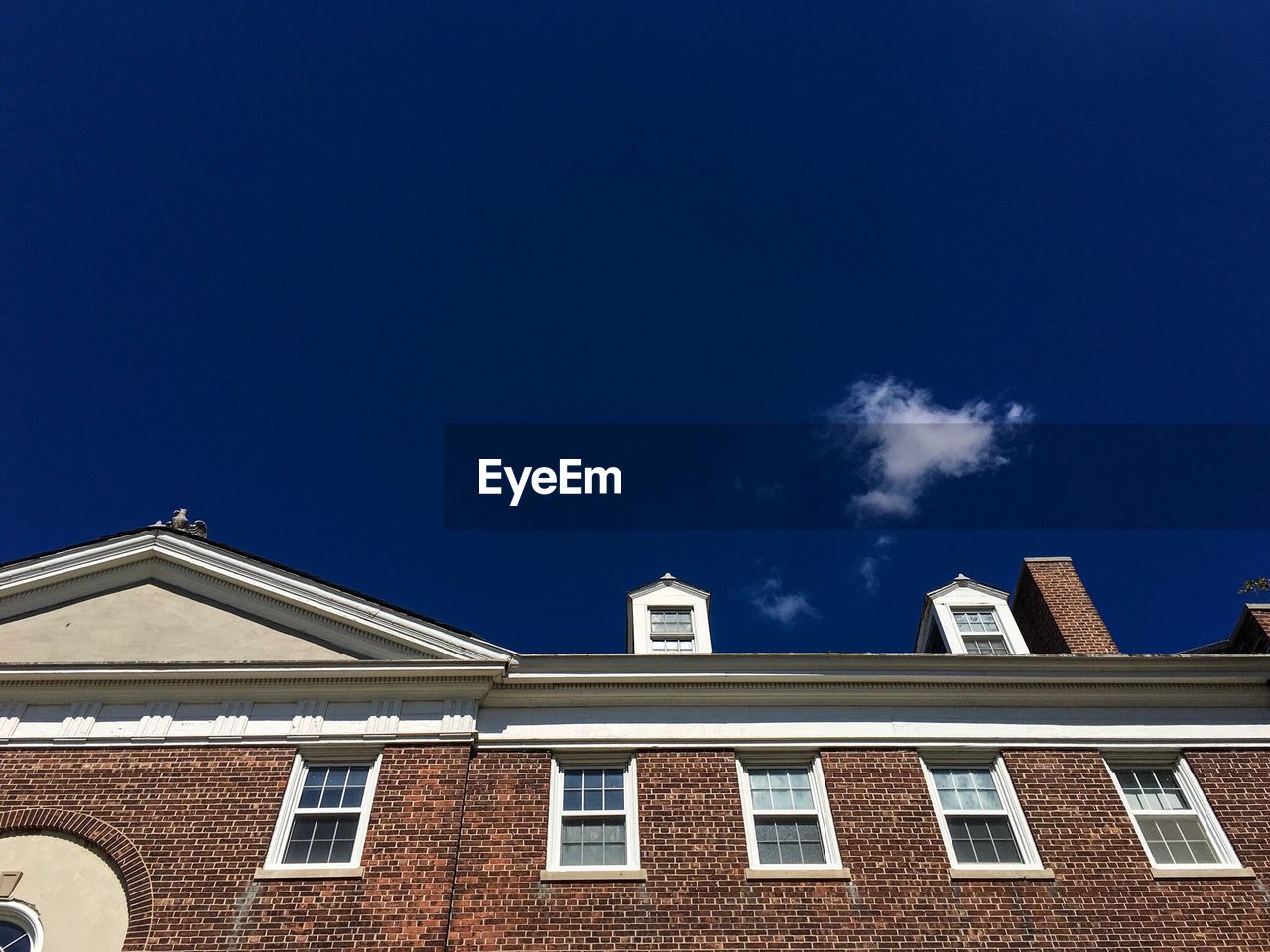 LOW ANGLE VIEW OF BUILT STRUCTURE AGAINST BLUE SKY