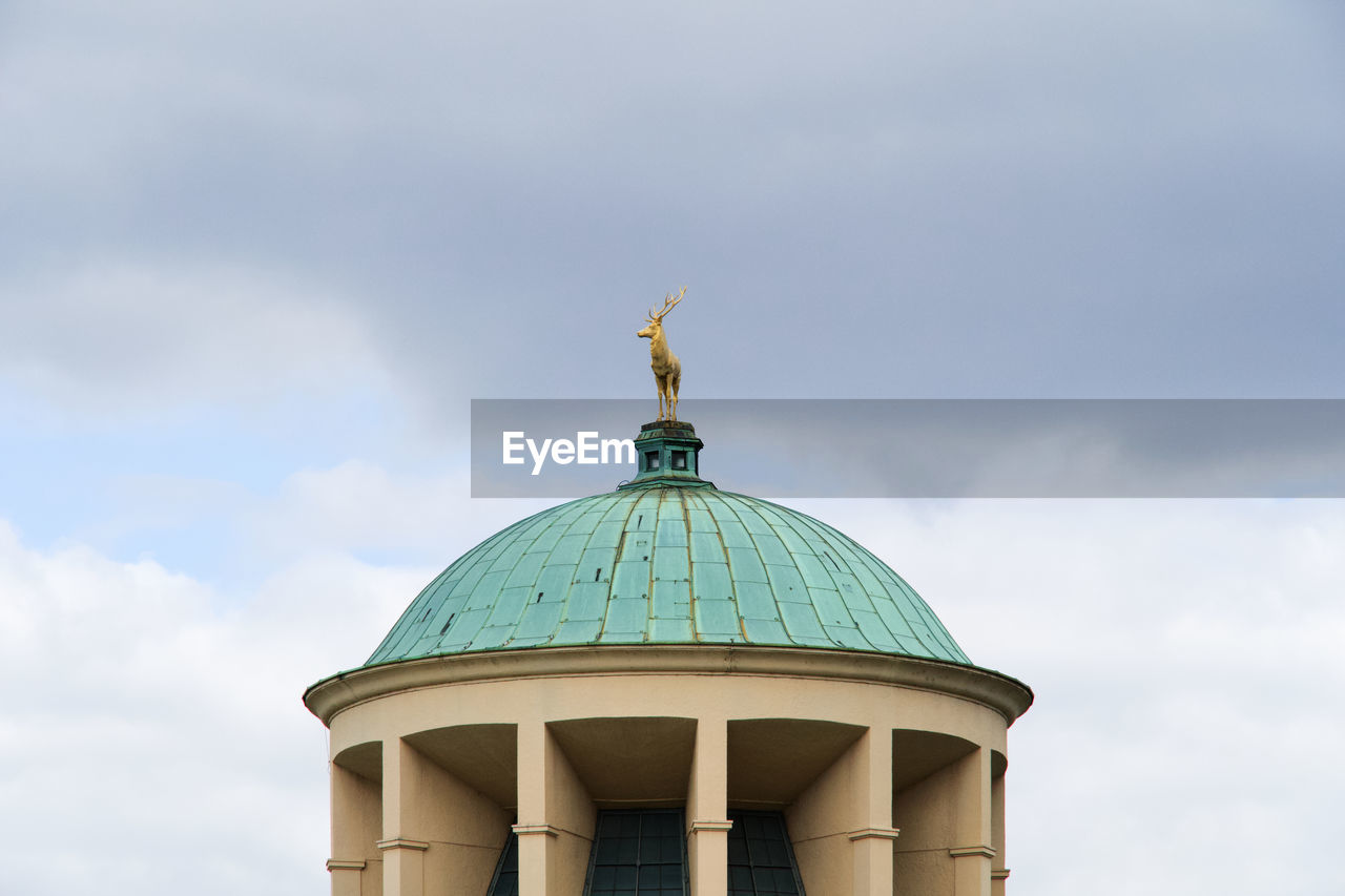 Gold deer/stag-stature on top of building/kunstgebäude in stuttgart, germany