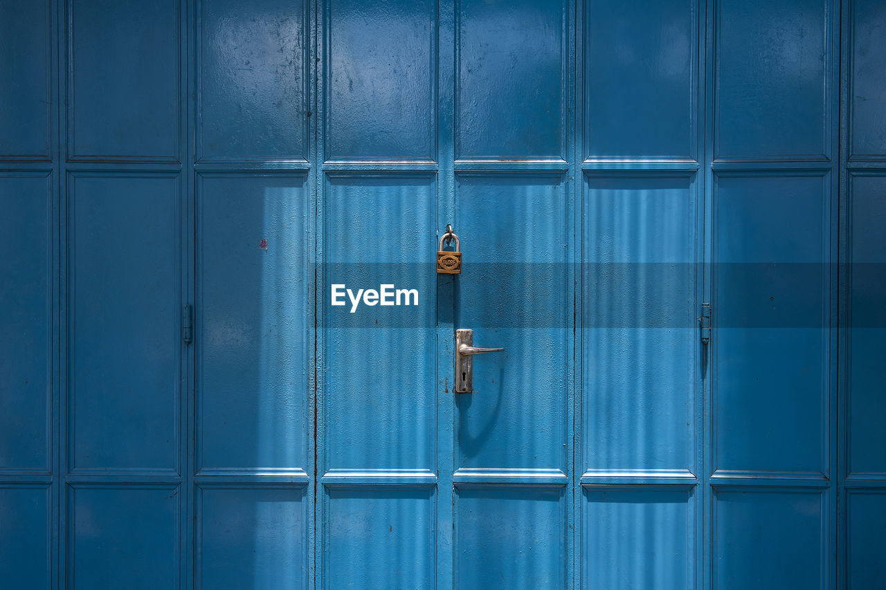 CLOSE-UP OF CLOSED BLUE DOOR