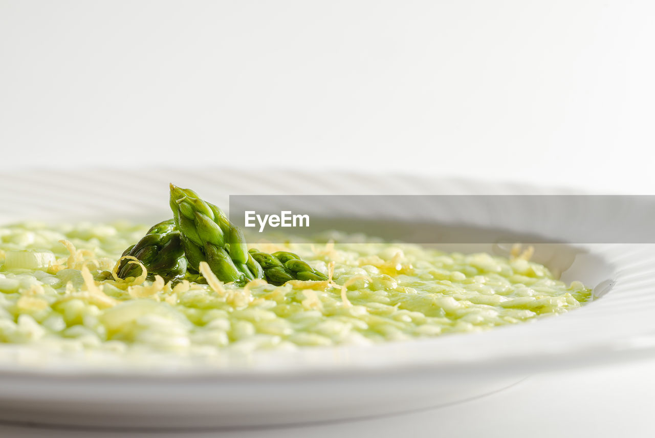 CLOSE-UP OF GREEN CHILI PEPPER IN BOWL