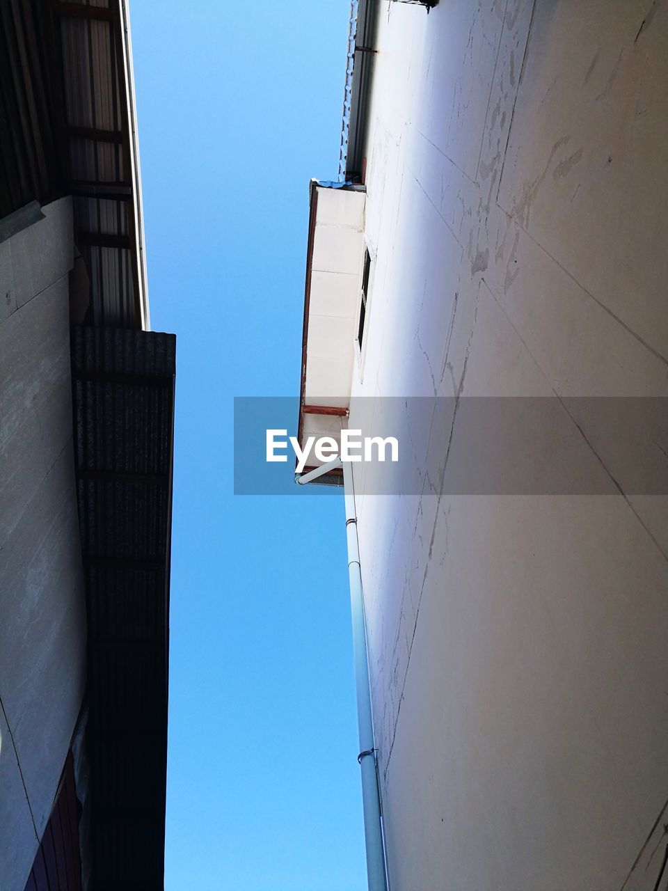 LOW ANGLE VIEW OF BUILDINGS AGAINST SKY