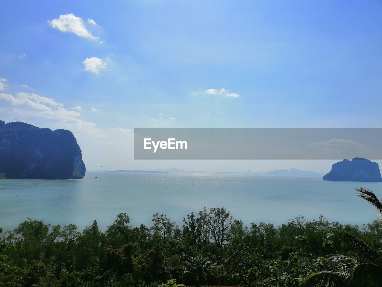 SCENIC VIEW OF SEA AND MOUNTAINS AGAINST BLUE SKY