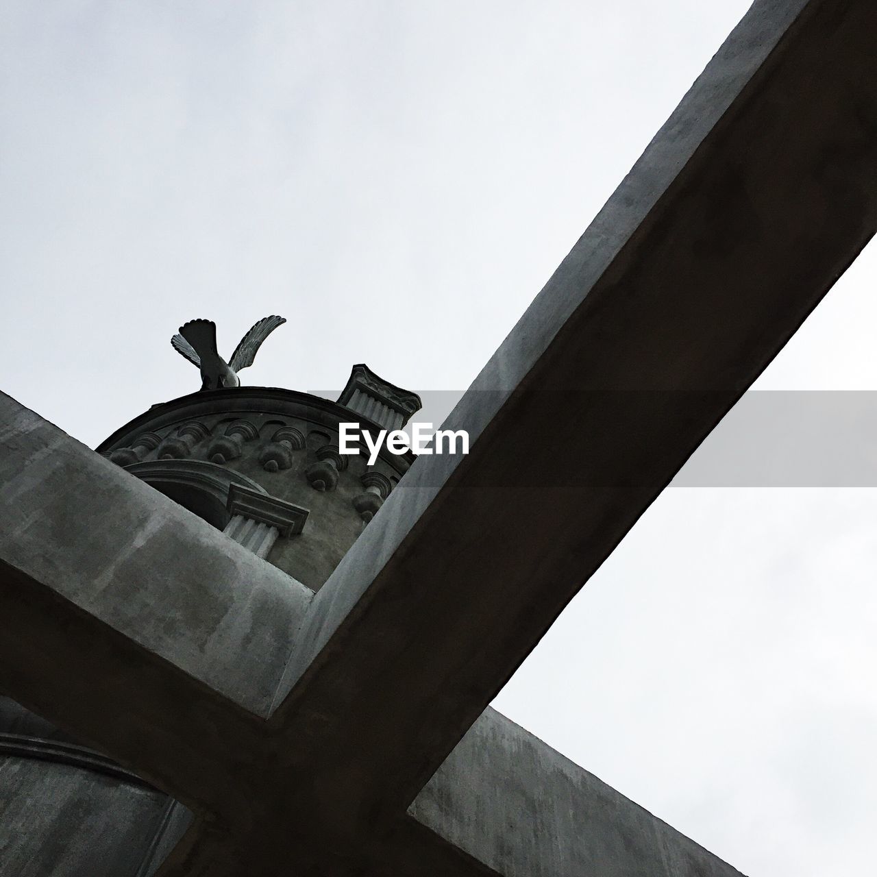 LOW ANGLE VIEW OF STATUE AGAINST SKY