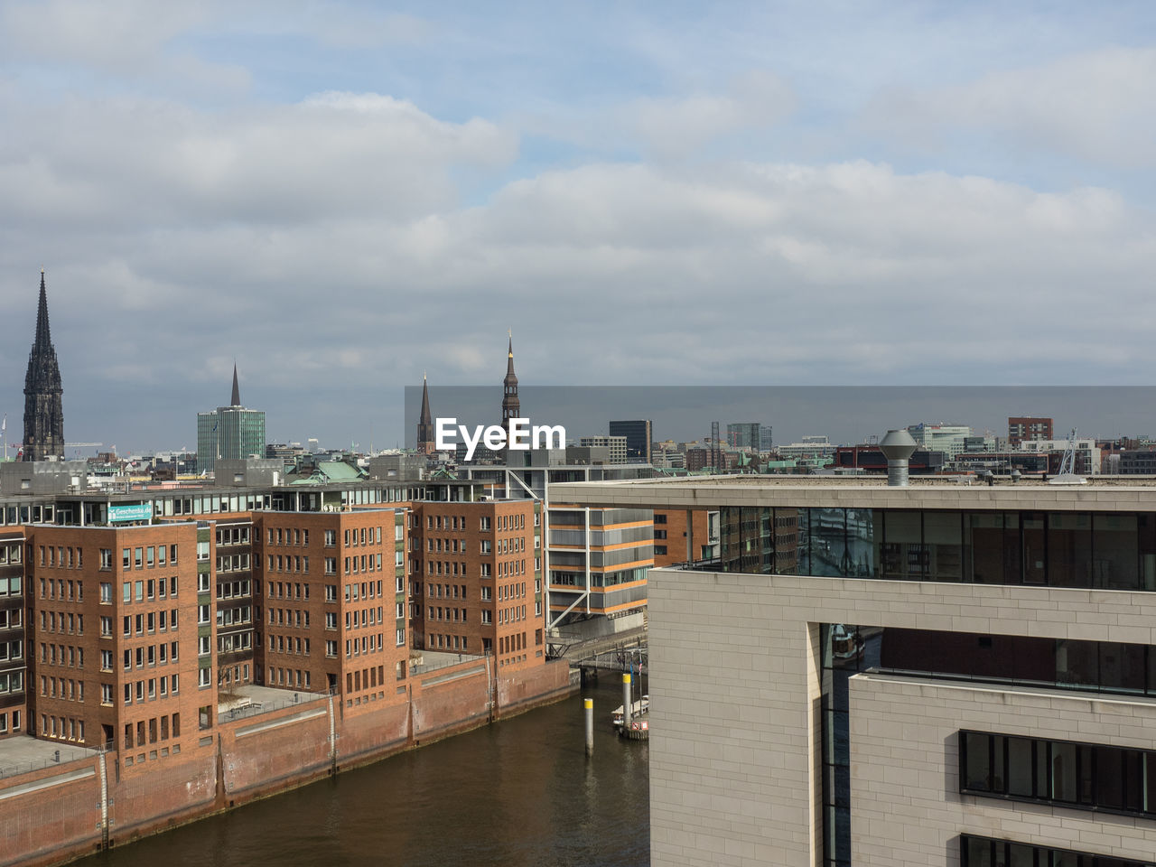 The city of hamburg and the river elbe