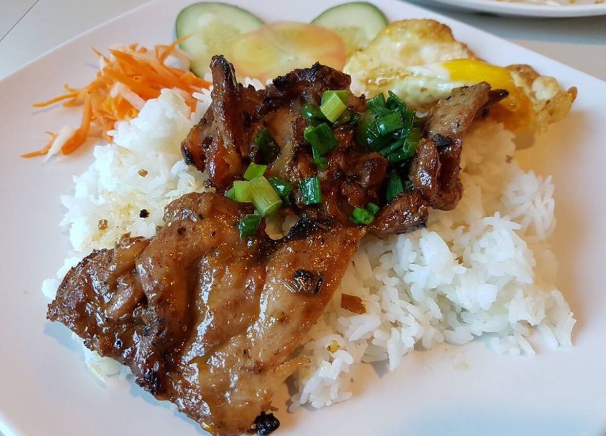 CLOSE-UP OF FOOD ON PLATE