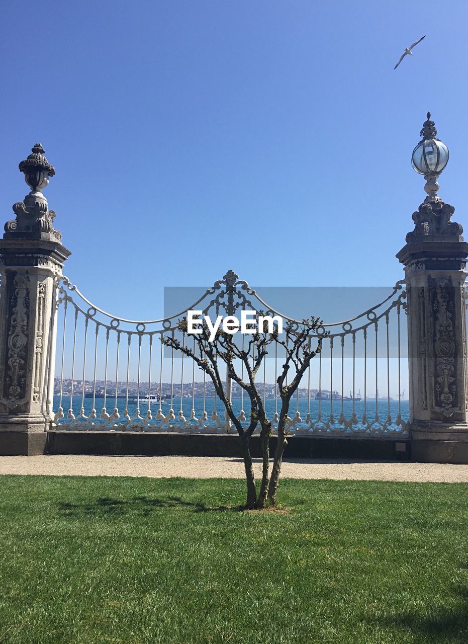 LOW ANGLE VIEW OF SCULPTURE AGAINST CLEAR SKY