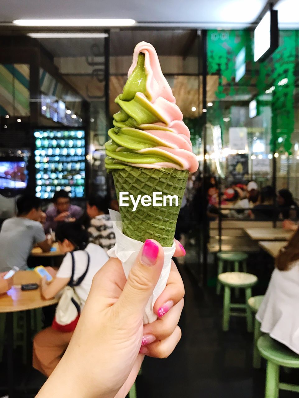 CLOSE-UP OF WOMAN HOLDING ICE CREAM CONE