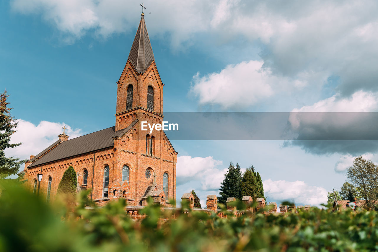 LOW ANGLE VIEW OF CATHEDRAL AND BUILDINGS AGAINST SKY