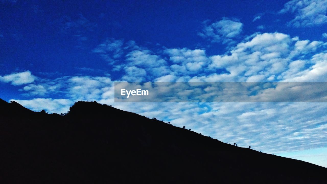 LOW ANGLE VIEW OF SILHOUETTE MOUNTAINS AGAINST SKY