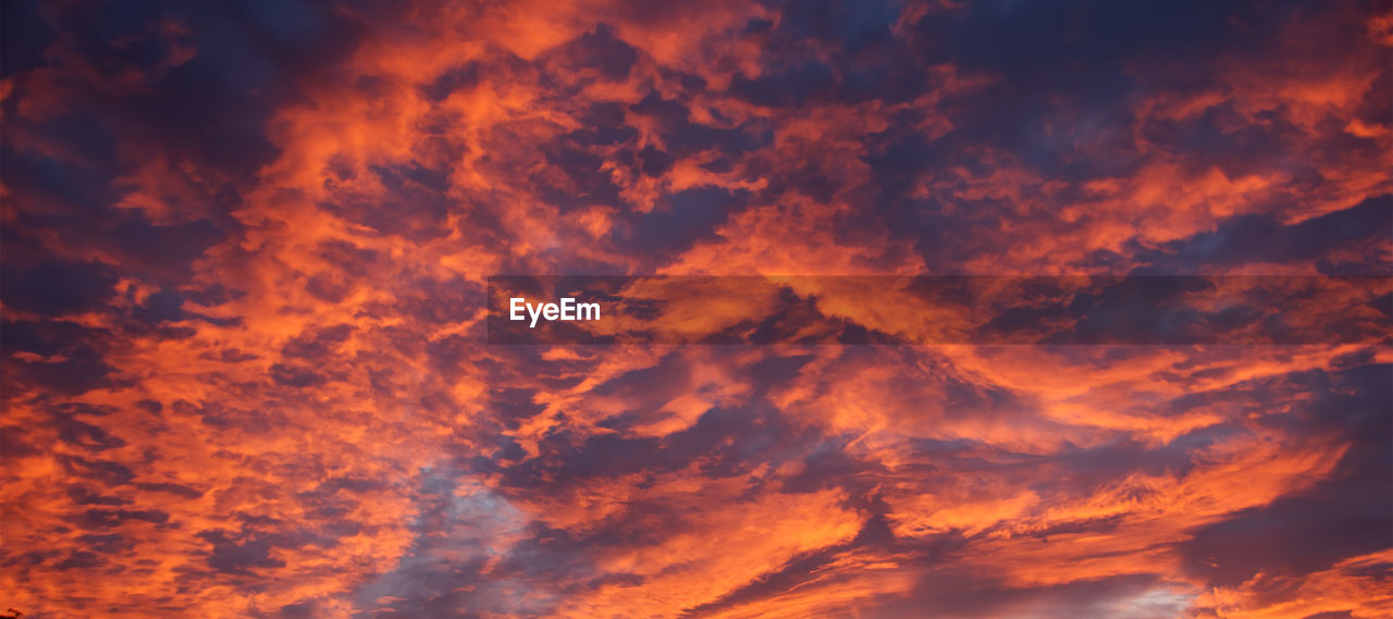 LOW ANGLE VIEW OF CLOUDS IN SKY DURING SUNSET