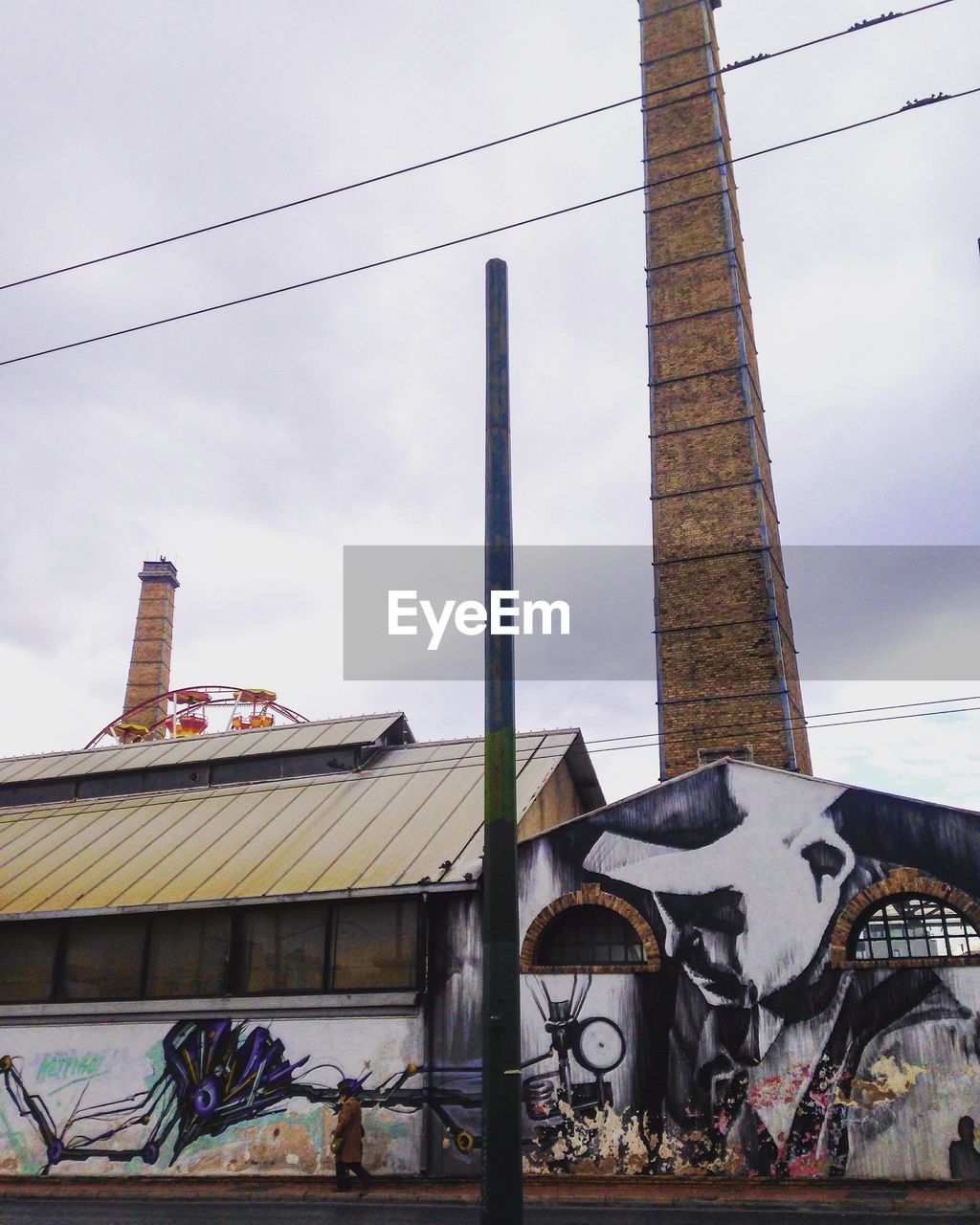 LOW ANGLE VIEW OF BUILDINGS AGAINST SKY