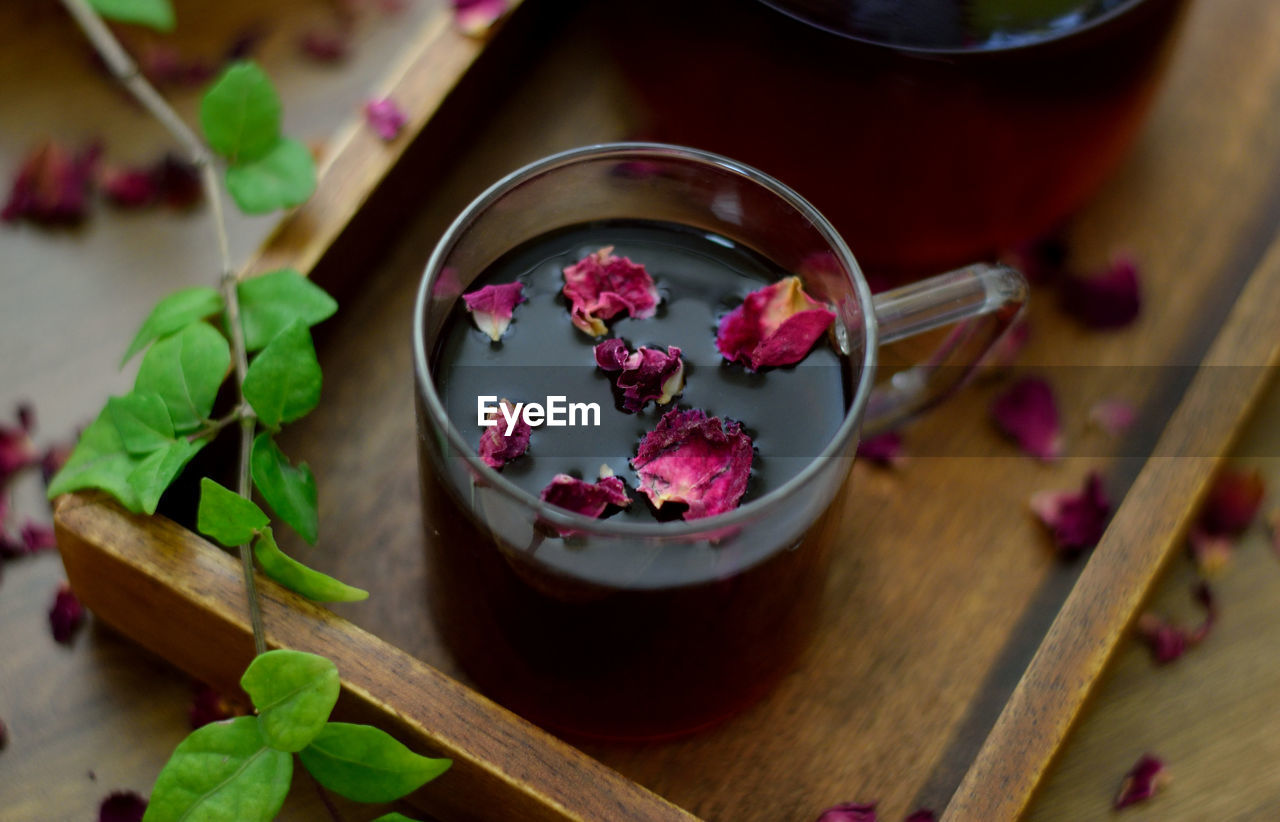 Refreshing tea with rose flavor