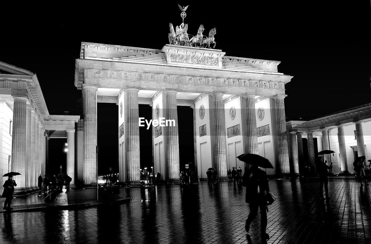 LOW ANGLE VIEW OF STATUE IN CITY