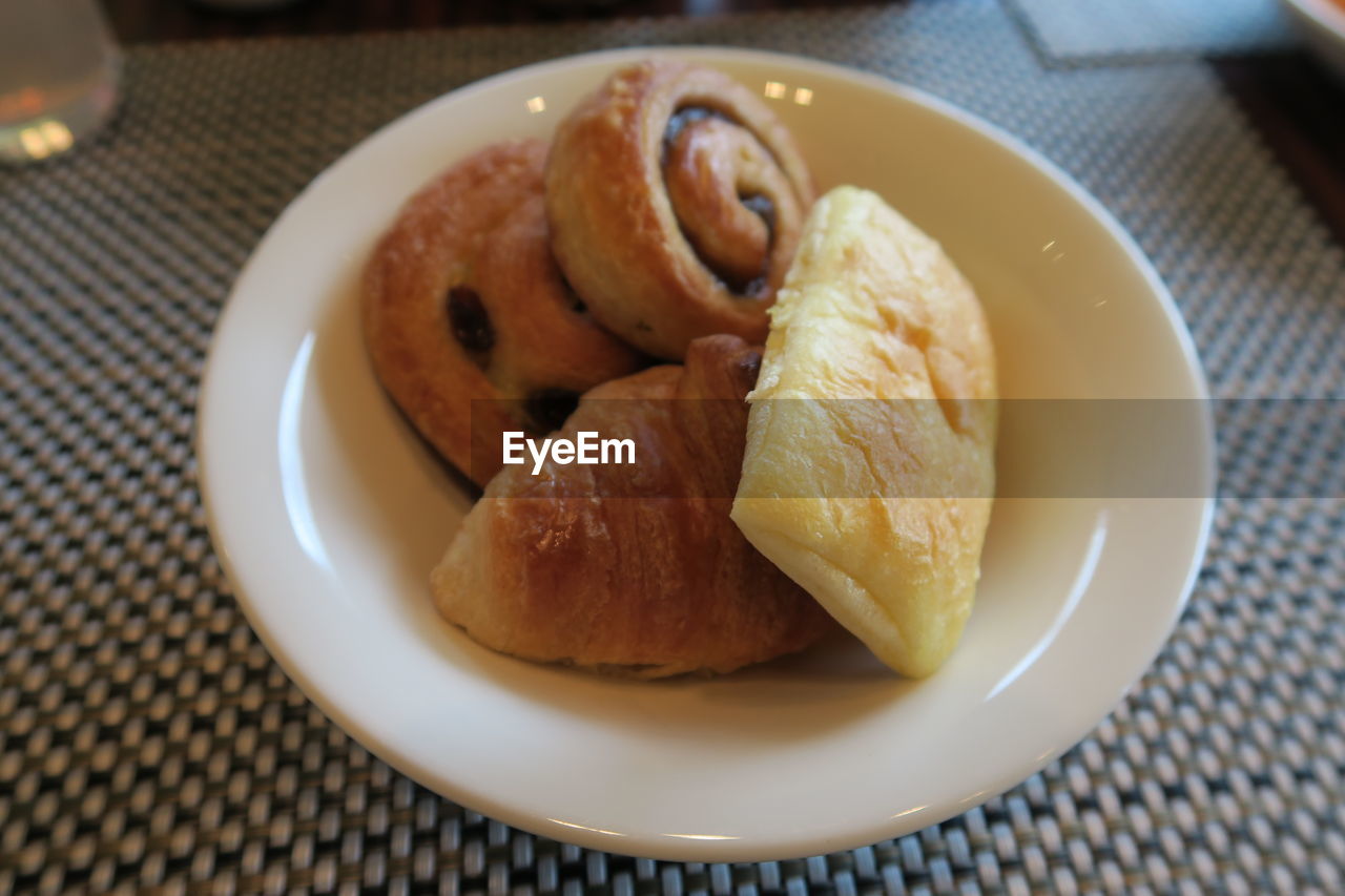 HIGH ANGLE VIEW OF BREAKFAST IN PLATE ON TABLE