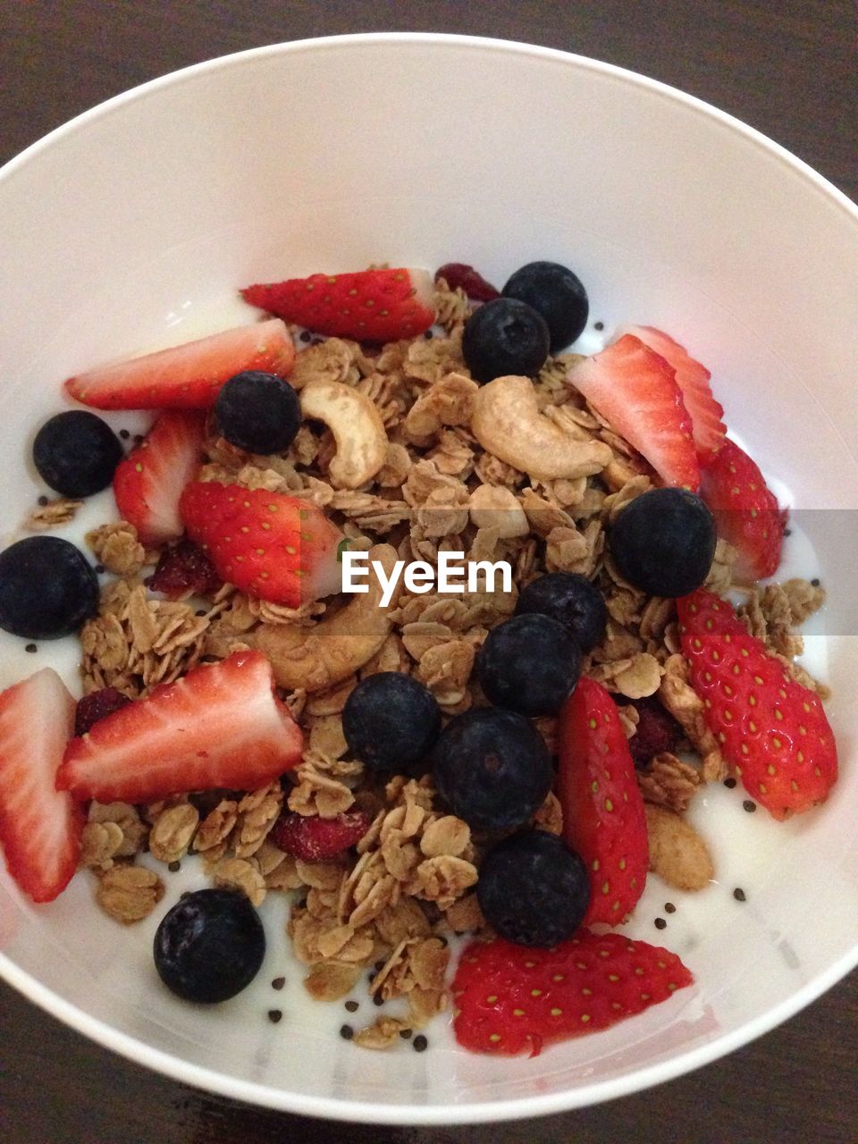 CLOSE-UP OF SERVED FRUIT IN PLATE