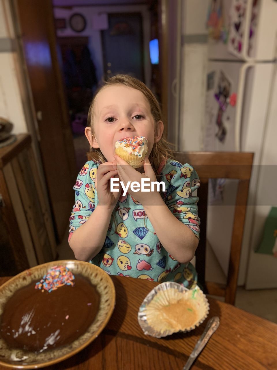 PORTRAIT OF CUTE GIRL EATING FOOD