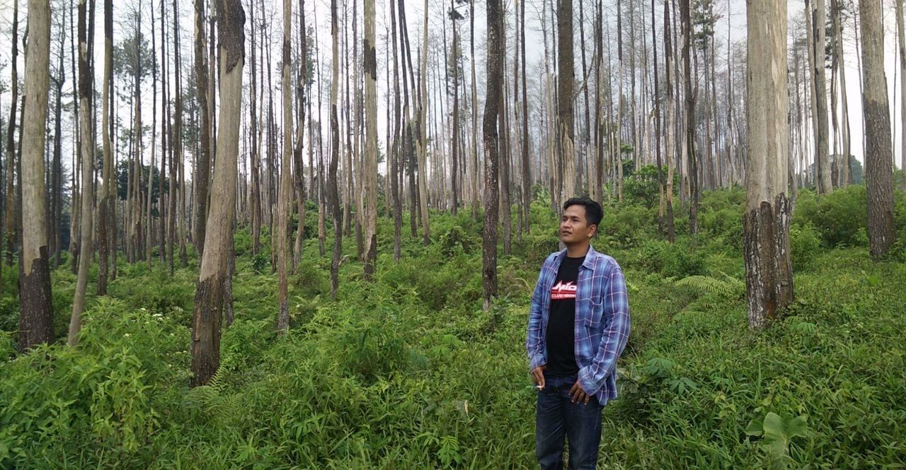 FULL LENGTH OF WOMAN STANDING IN FOREST