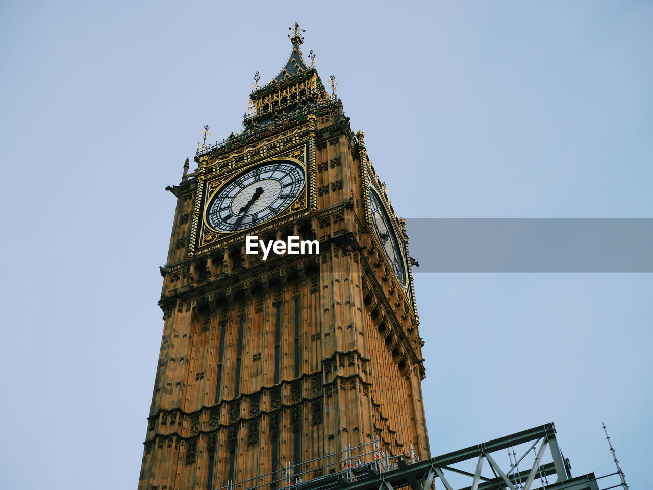 LOW ANGLE VIEW OF CLOCK TOWER AGAINST THE SKY