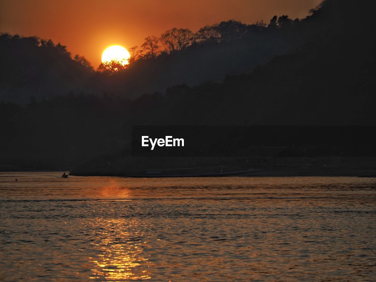 SCENIC VIEW OF SEA AGAINST SKY AT SUNSET