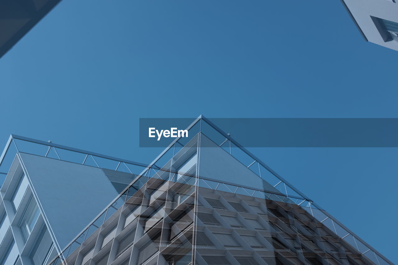 LOW ANGLE VIEW OF MODERN BUILDING AGAINST CLEAR SKY