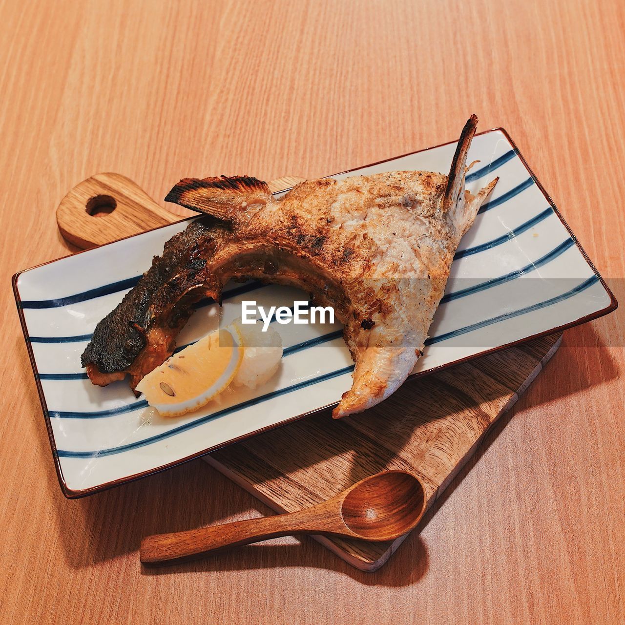 HIGH ANGLE VIEW OF MEAT ON PLATE