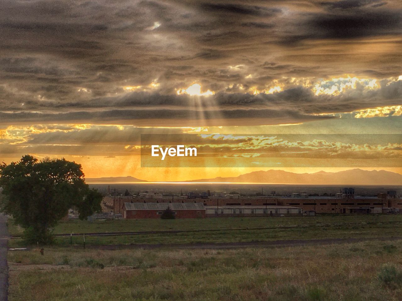 SCENIC VIEW OF LANDSCAPE AGAINST DRAMATIC SKY