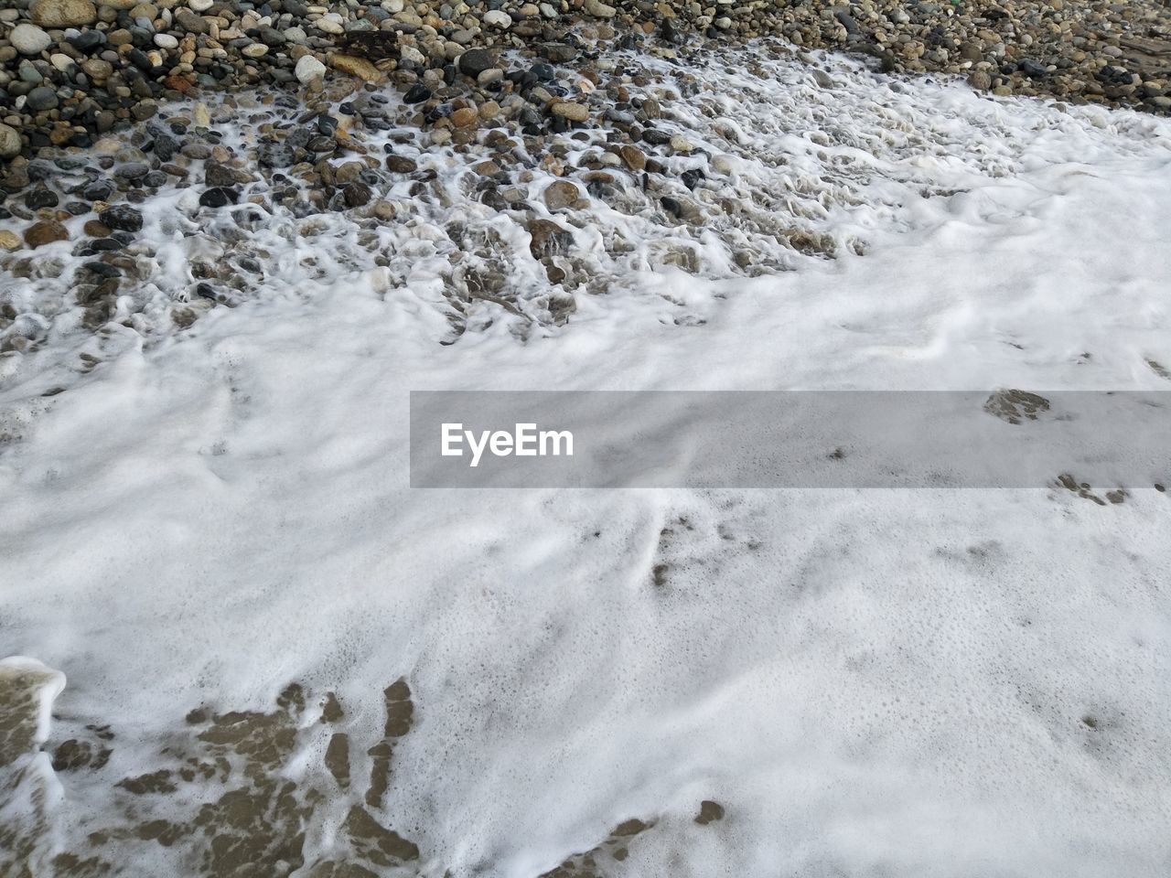 HIGH ANGLE VIEW OF WAVE IN SEA