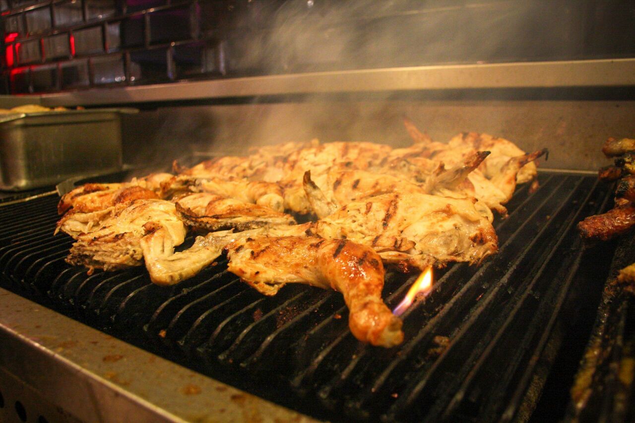 CLOSE-UP OF MEAT IN PLATE