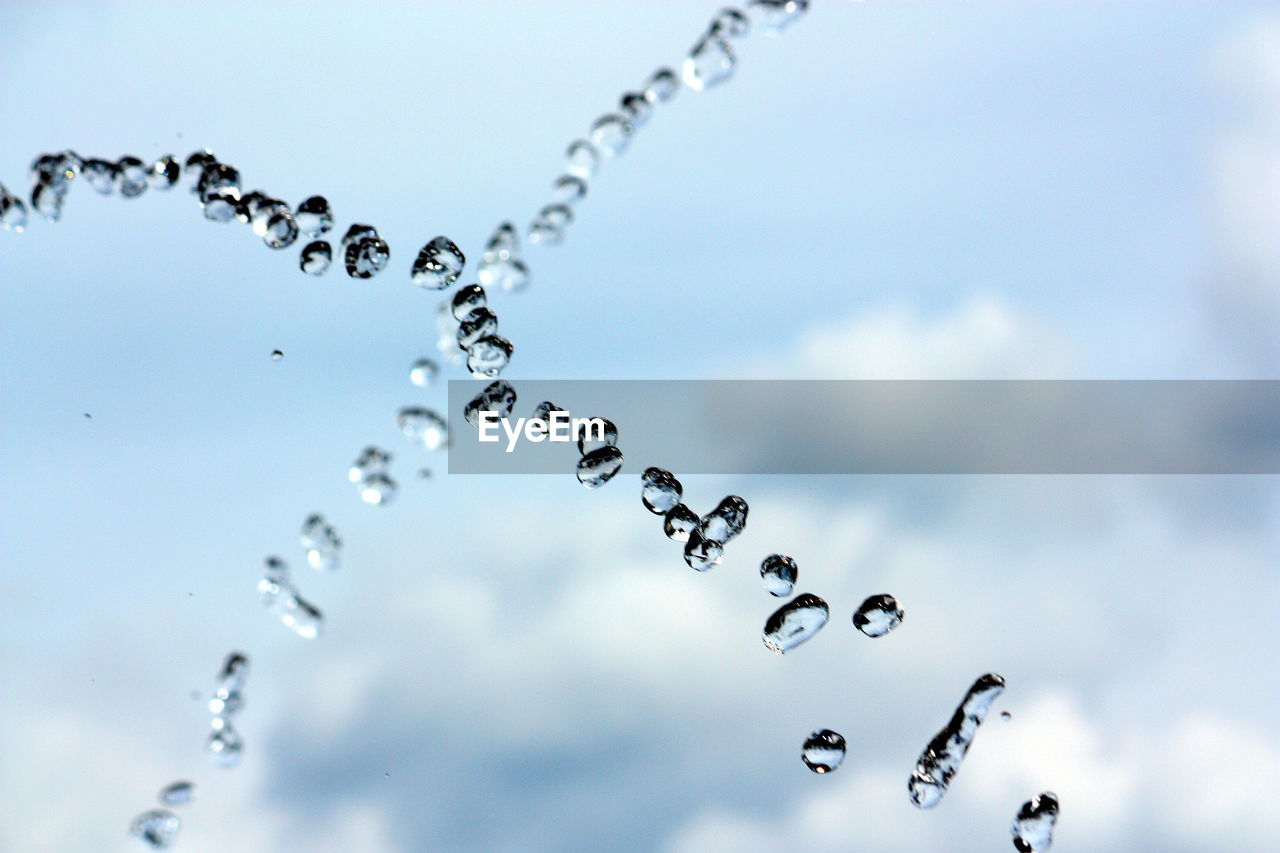 CLOSE-UP OF WATER DROPS AGAINST BLURRED BACKGROUND