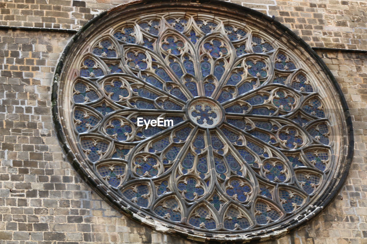 CLOSE-UP OF CARVINGS ON WALL OF TEMPLE