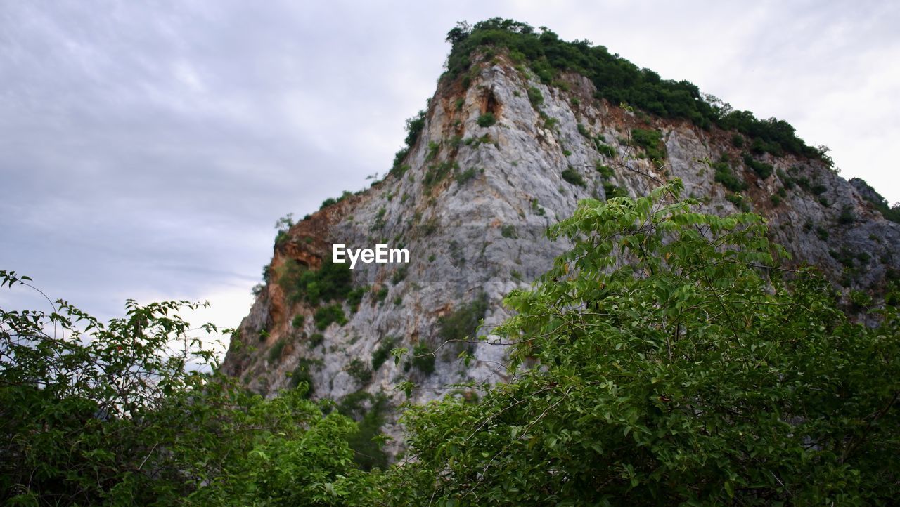 LOW ANGLE VIEW OF ROCKS AGAINST SKY