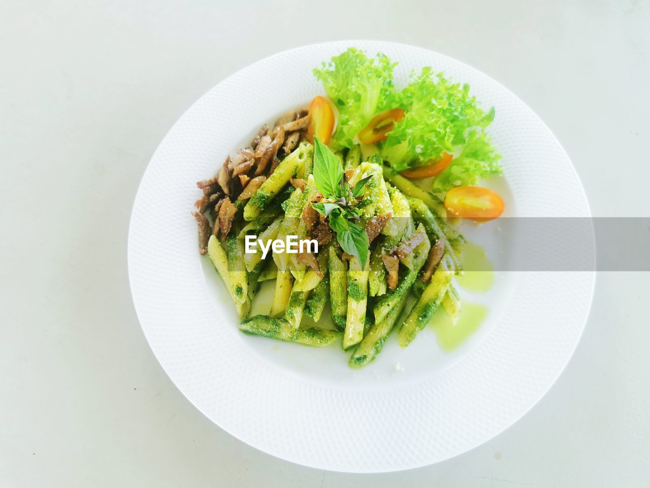 HIGH ANGLE VIEW OF SALAD SERVED IN PLATE
