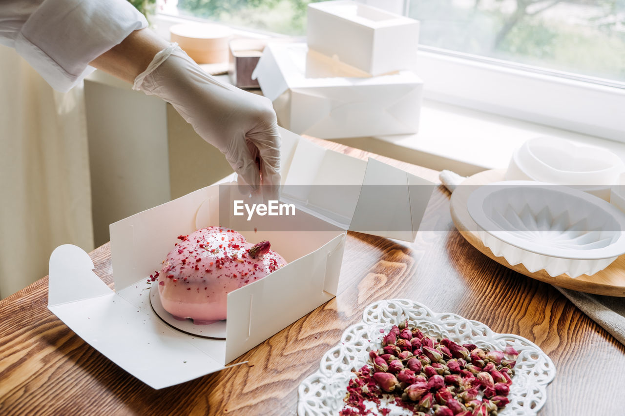 Valentines day cupcakes and cake recipes ideas. valentines day heart shape pink mirror glaze mousse