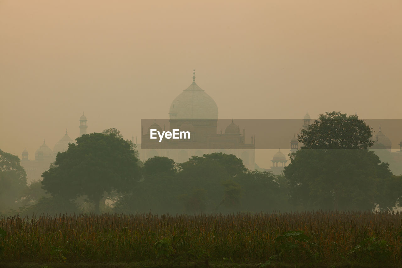Taj mahal against sky during foggy weather