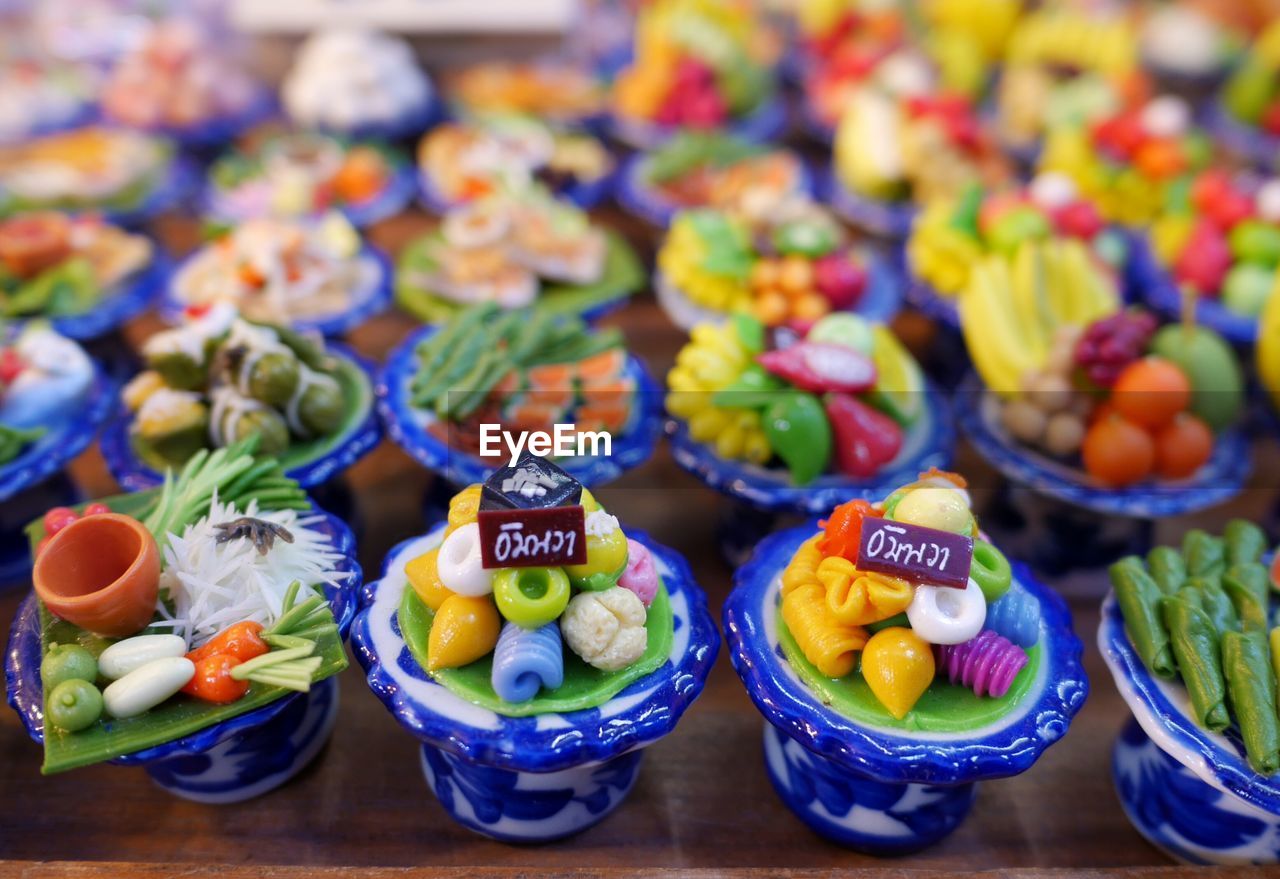 HIGH ANGLE VIEW OF VEGETABLES ON TABLE