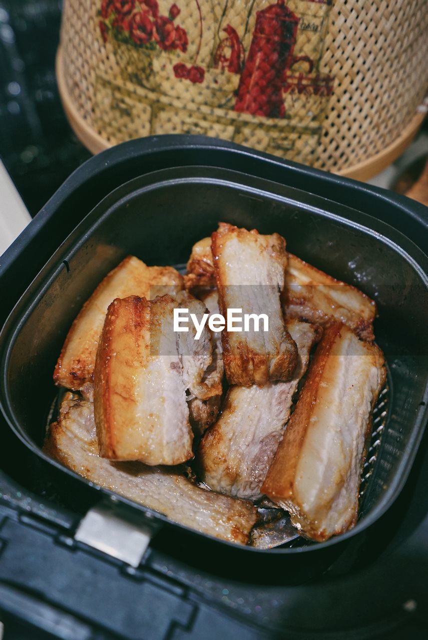 HIGH ANGLE VIEW OF MEAT IN COOKING PAN