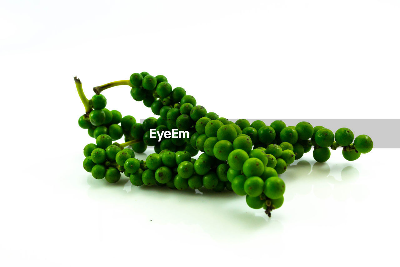 CLOSE-UP OF GRAPES OVER GREEN BACKGROUND