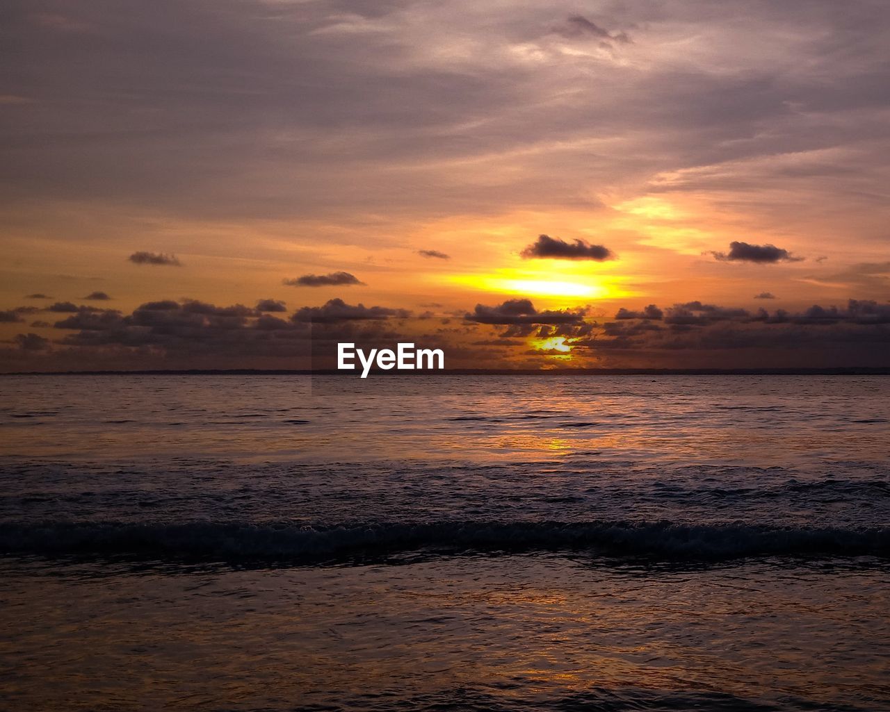 SCENIC VIEW OF SEA AT SUNSET