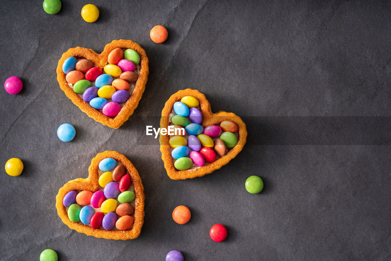 DIRECTLY ABOVE SHOT OF MULTI COLORED CANDIES ON TABLE