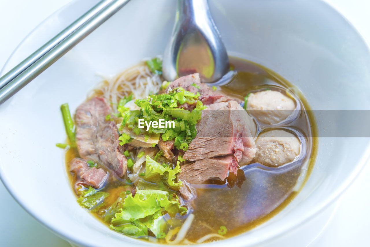 CLOSE-UP OF FOOD IN BOWL