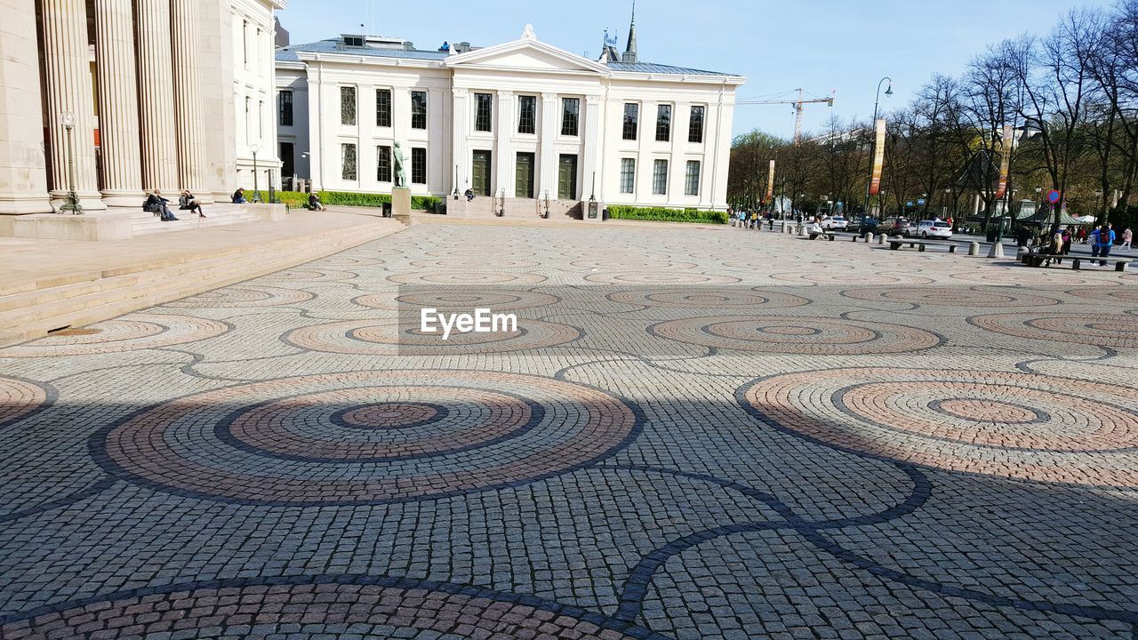 VIEW OF BUILDINGS IN CITY