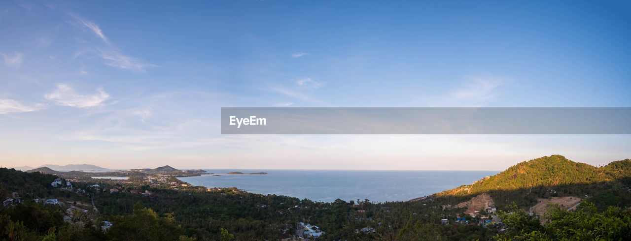 SCENIC VIEW OF SEA BY TOWN AGAINST SKY