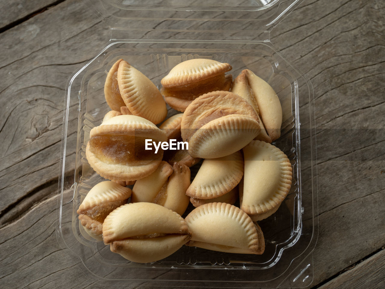HIGH ANGLE VIEW OF BREAD ON TABLE