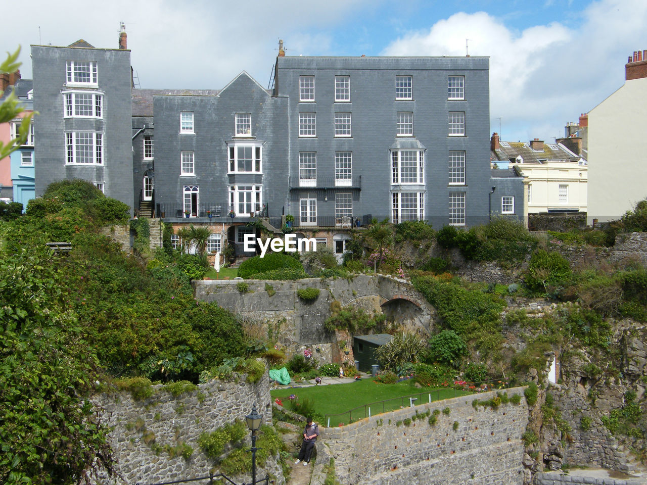 VIEW OF BUILDING AGAINST SKY