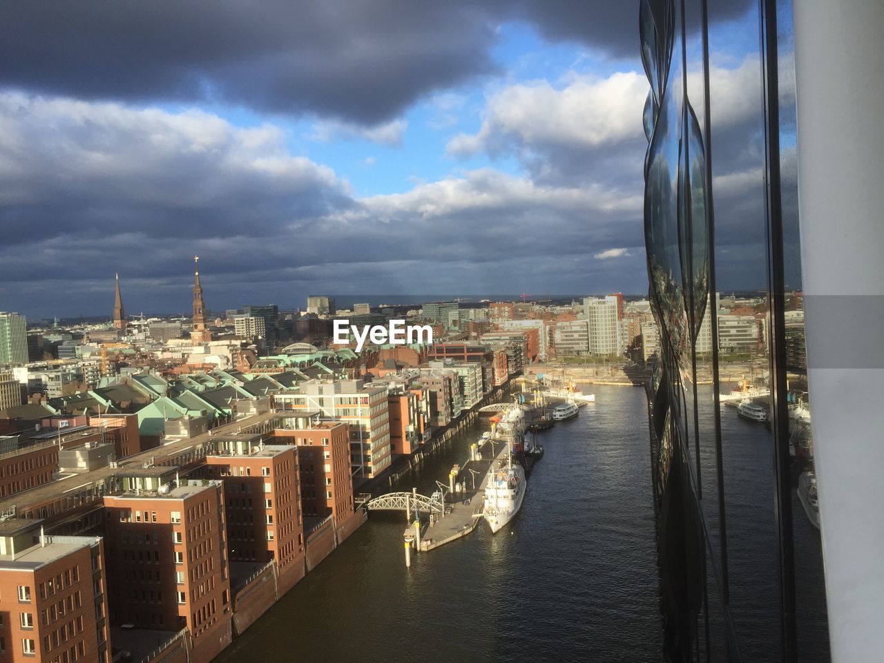 HIGH ANGLE VIEW OF CITY BY SEA