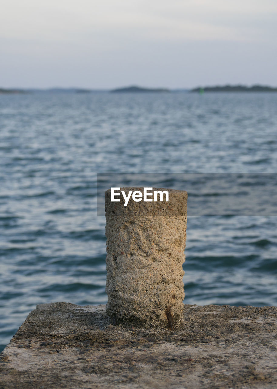 CLOSE-UP OF STONE ON BEACH